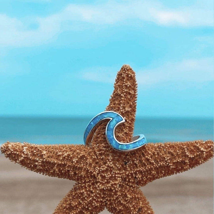 Bague Élégante Vague Marine avec Opale et Design en Argent