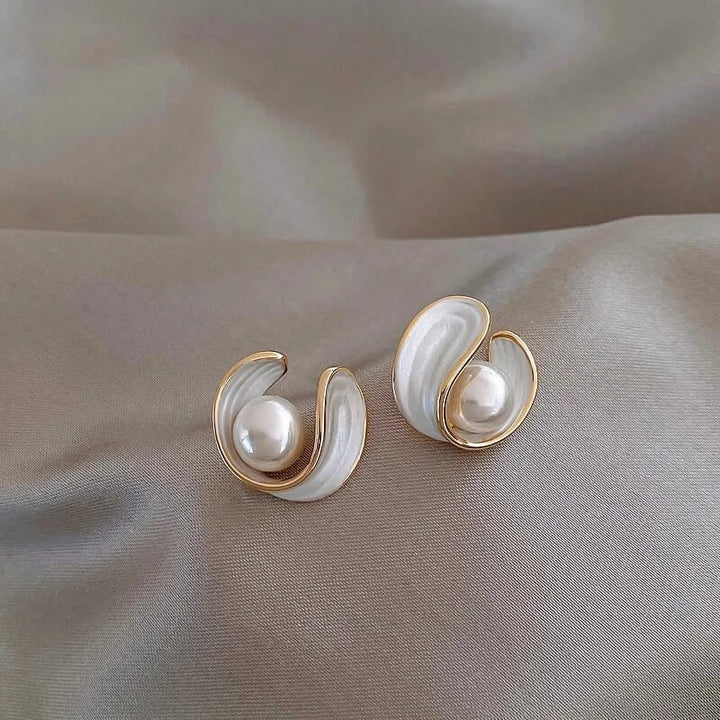 Boucles d'oreilles en perles de luxe avec opale blanche et finitions en or