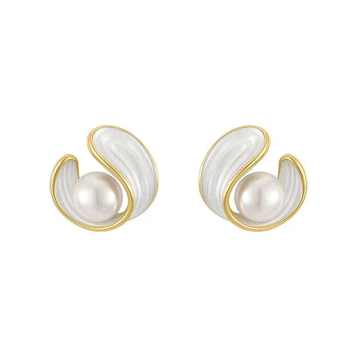 Boucles d'oreilles en opale blanche élégantes avec perles dans un design doré élégant