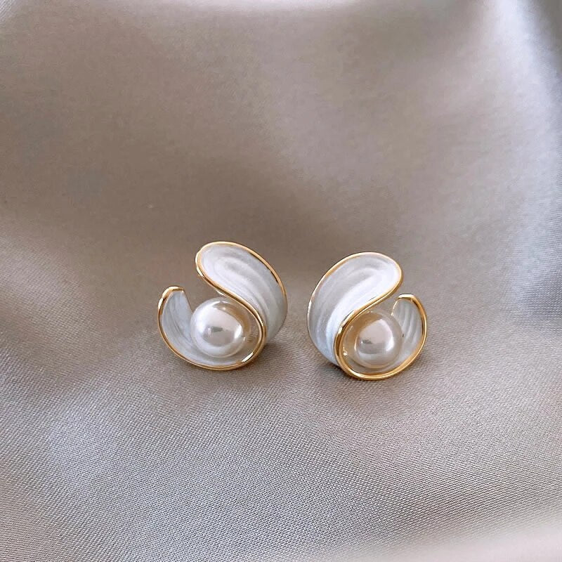 Boucles d'oreilles en or avec opale blanche de luxe et perles élégantes