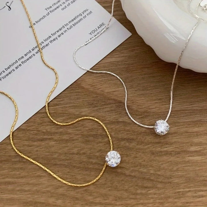 Collier élégant Cléa en pierres de moissanite pour un look sophistiqué