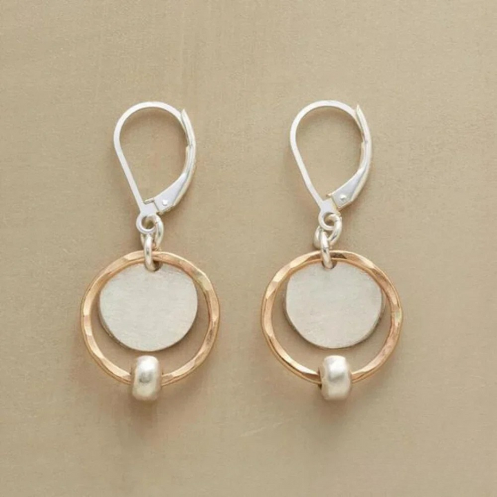Boucles d'oreilles élégantes en perles d'or et d'argent