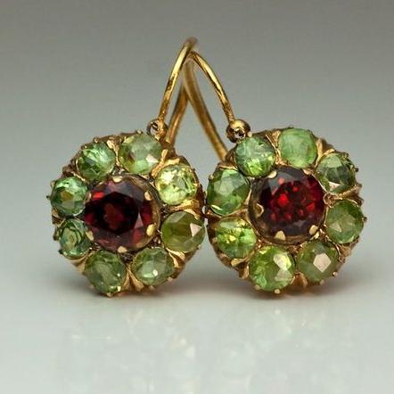 Boucles d'oreilles rondes élégantes en cristal vert et rouge pour un look sophistiqué
