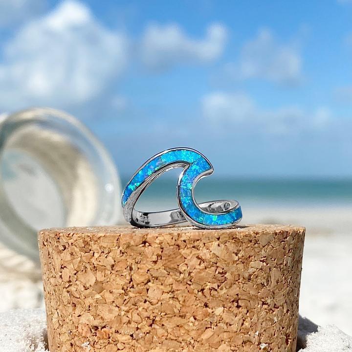 Bague Élégante Vague Marine avec Opale et Design en Argent