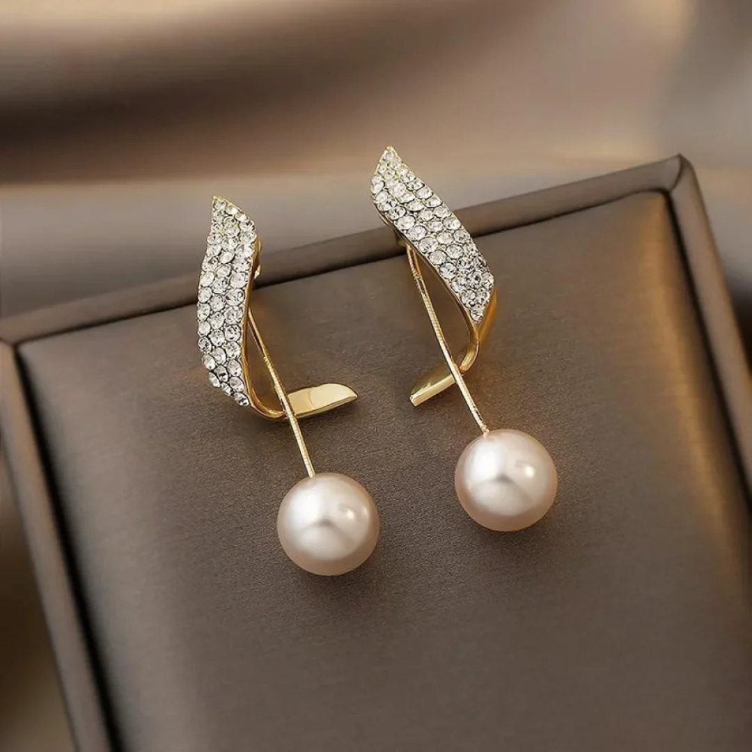 Boucles d'oreilles en or avec perles en forme de goutte élégantes