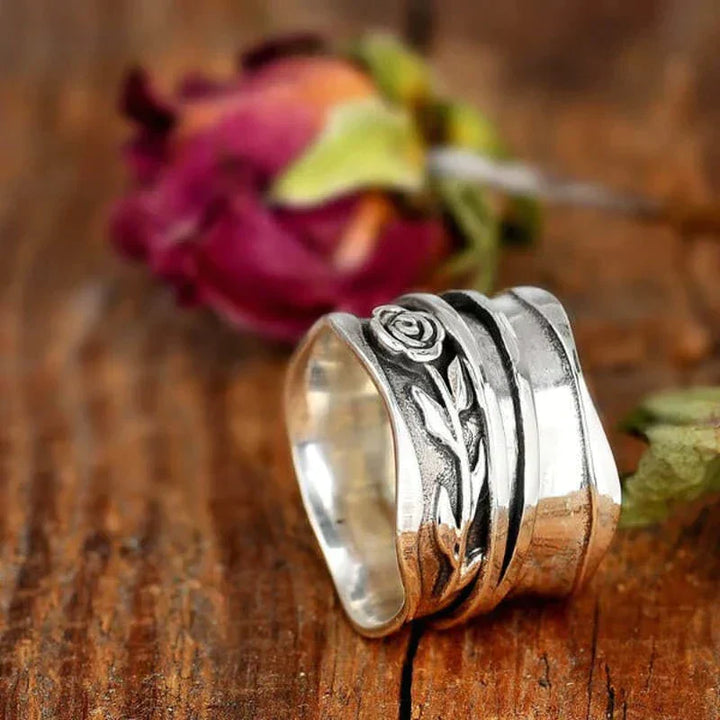 Bague florale vintage en argent ornée de détails élégants