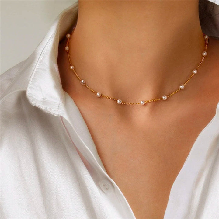 Collier délicat et élégant en or avec de petites accents de perles