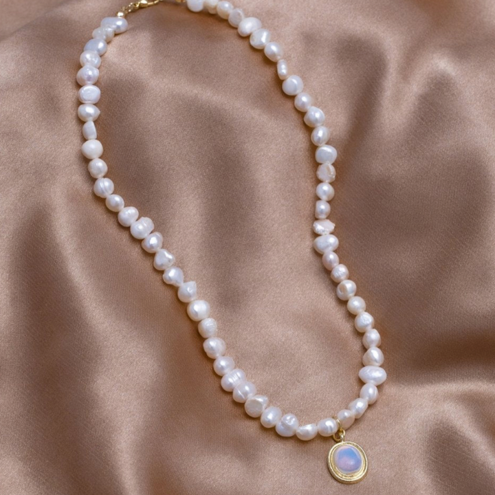 Collier élégant en perles avec pierre de lune en or pour un style sophistiqué