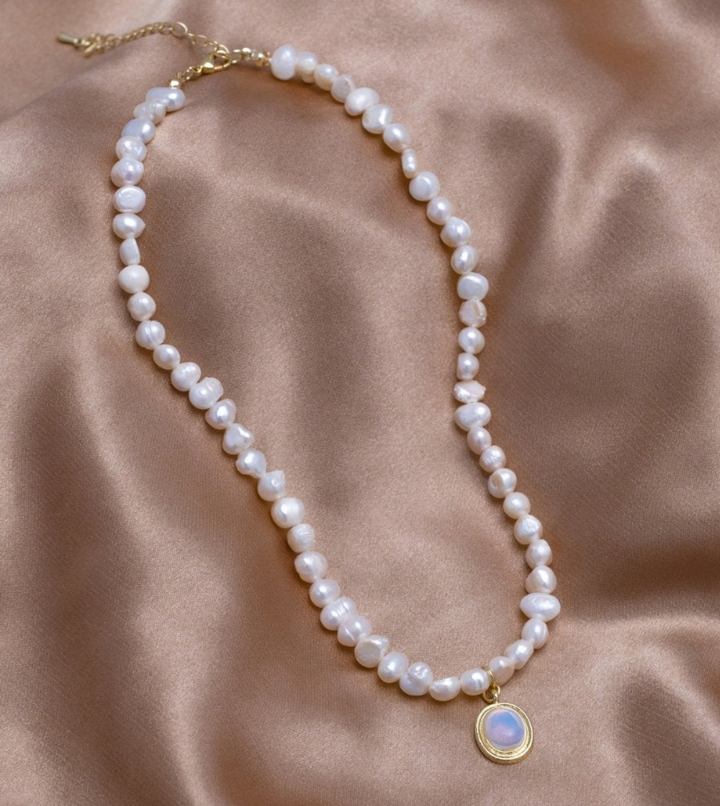 Collier élégant en perles avec pierre de lune en or pour un style sophistiqué