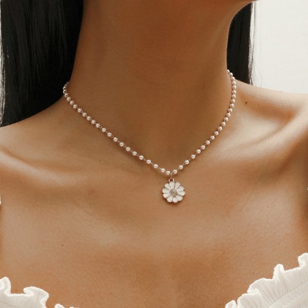 Collier pendentif élégant perle marguerite