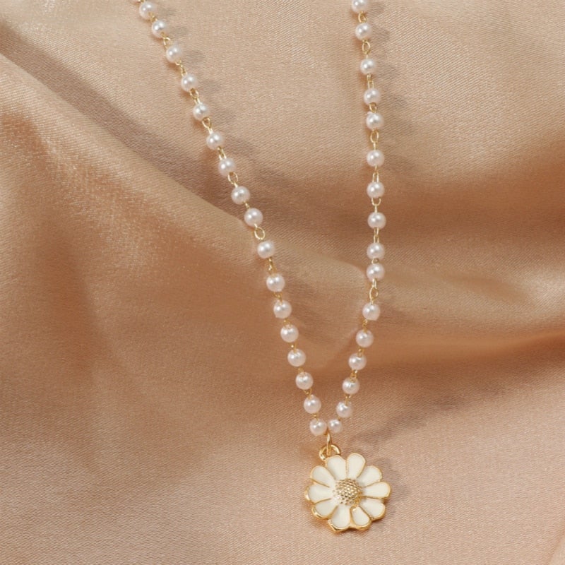 Collier pendentif élégant perle marguerite