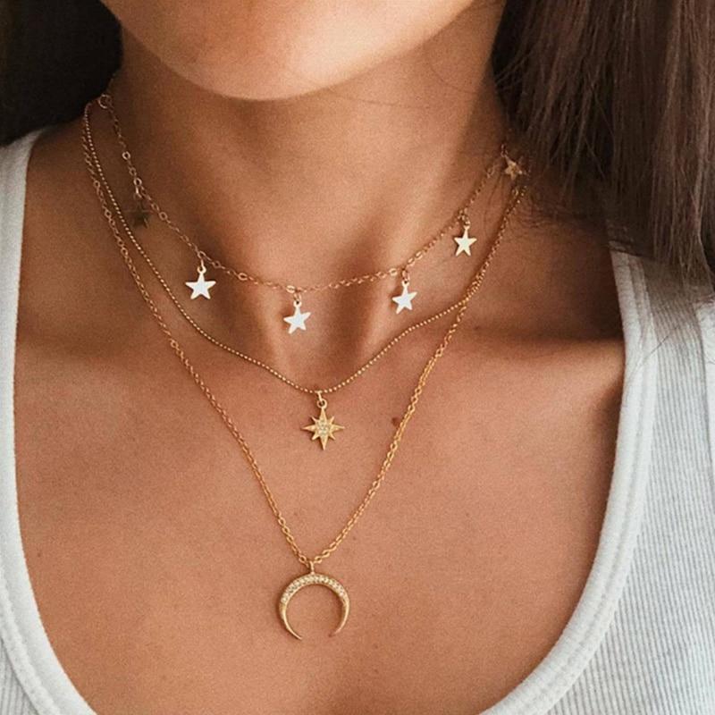 Collier doré exclusif avec un motif de lune délicat