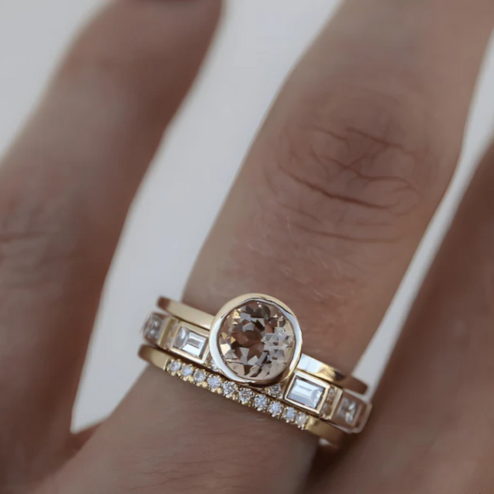 Bague Élégante en Or Ornée de Cristal pour une Touche de Luxe