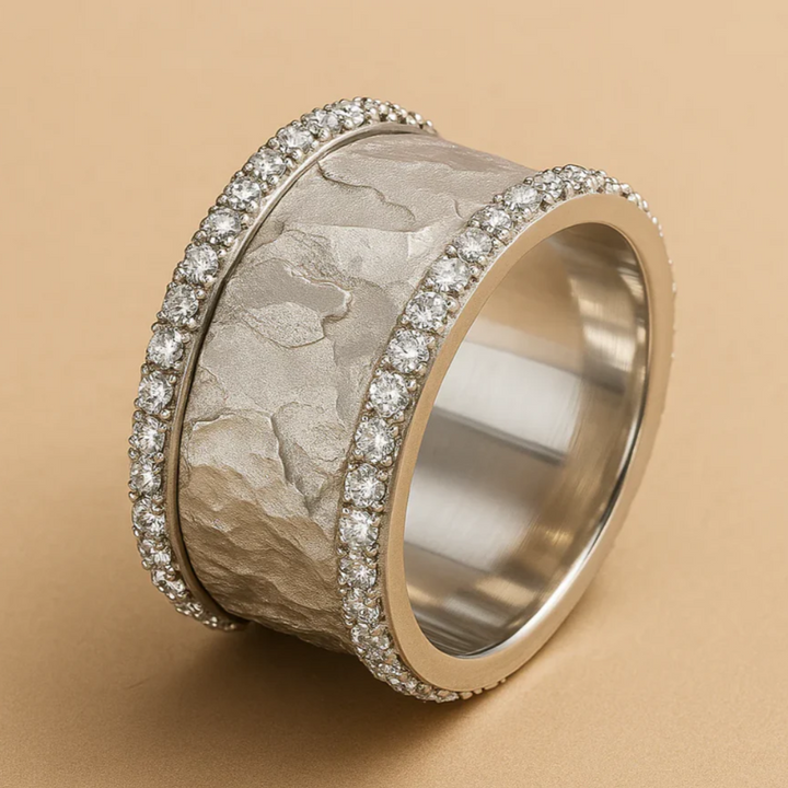 Bague en argent vieillie avec zircone scintillante