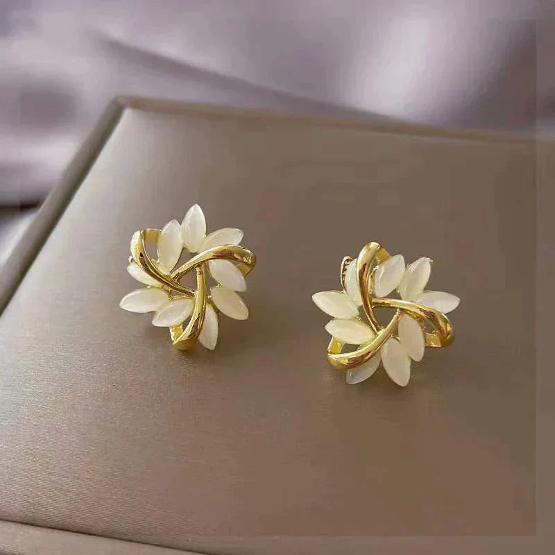 Boucles d'oreilles blanches exclusives en opale dans une élégante finition en or