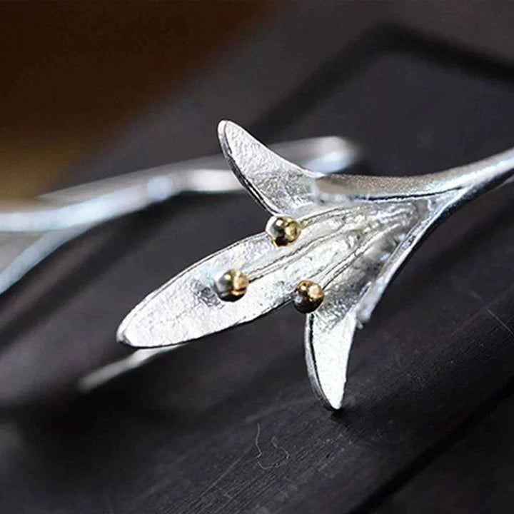 Boucles d'oreilles élégantes en argent avec des fleurs délicates