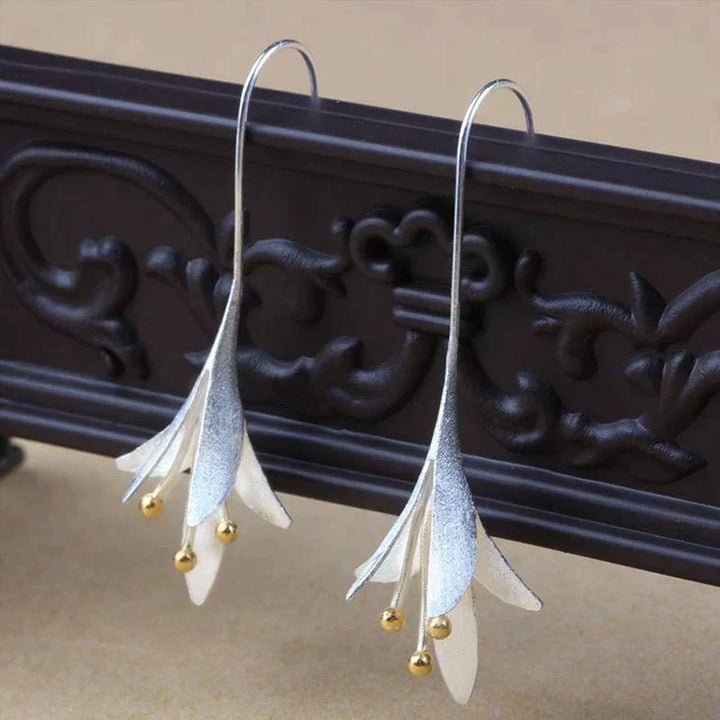 Boucles d'oreilles élégantes en argent avec des fleurs délicates