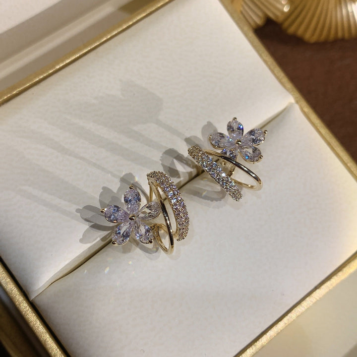 Boucles d'oreilles florales en or élégantes avec étincelle de zirconia éblouissante