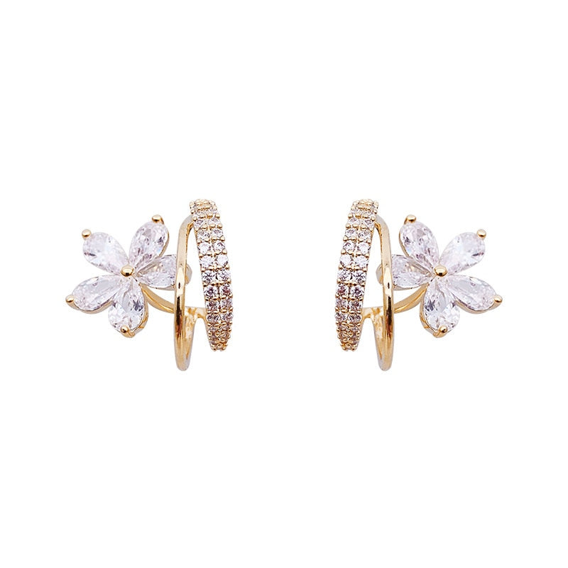 Boucles d'oreilles florales en or élégantes avec étincelle de zirconia éblouissante