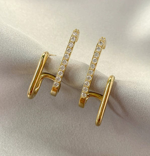 Boucles d'oreilles élégantes en or 18 carats ornées de cristaux à griffes pour un look sophistiqué
