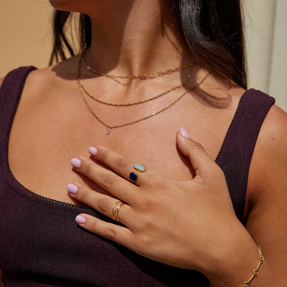 Bague Élégante Enveloppante ornée d'Aigue-Marine pour un Style Unique