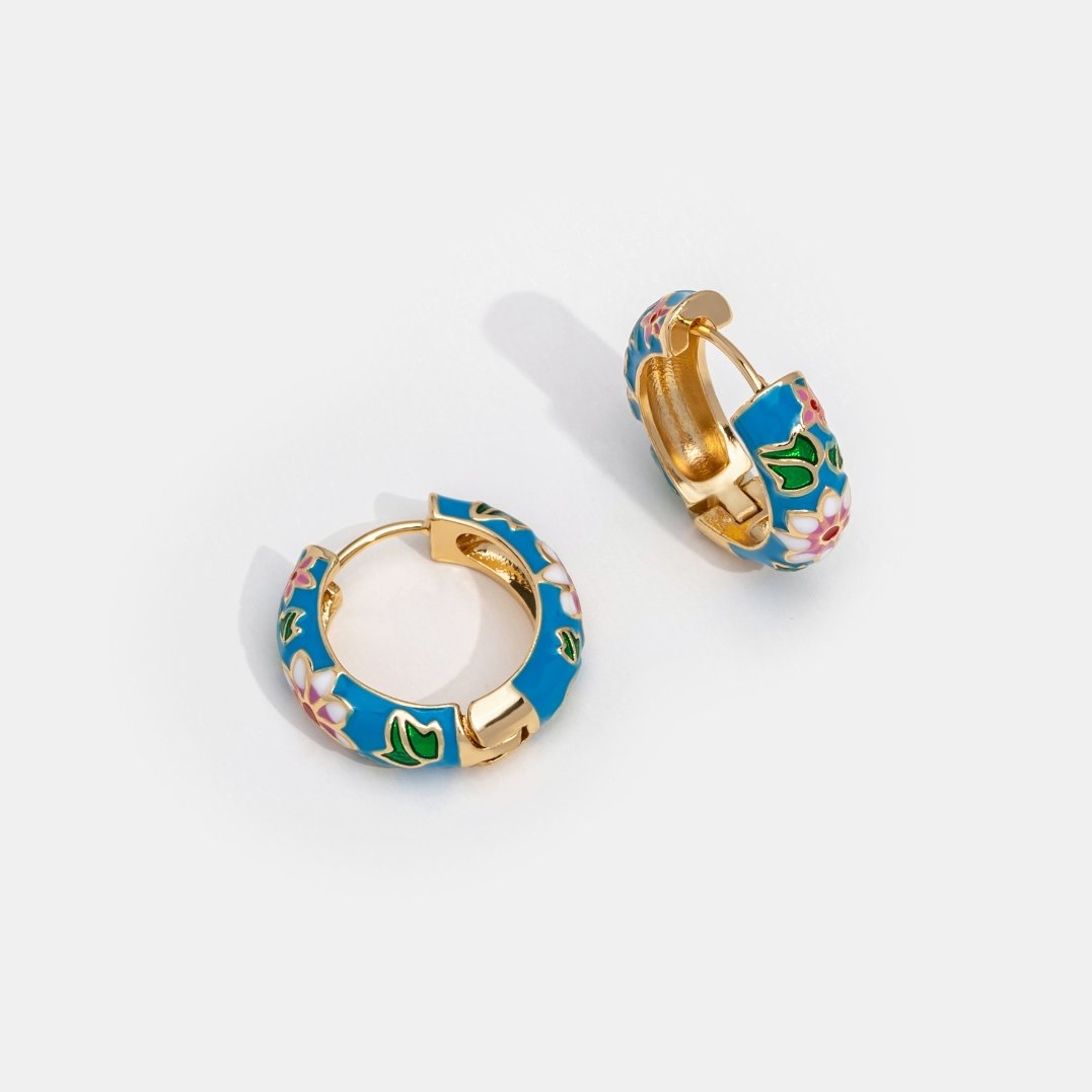 Boucles d'oreilles élégantes en forme de cercle doré avec détails floraux raffinés