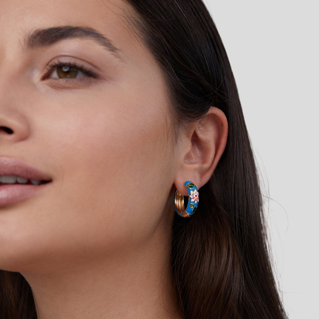 Boucles d'oreilles élégantes en forme de cercle doré avec détails floraux raffinés