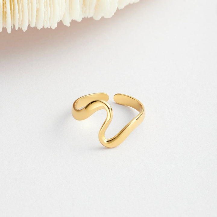 Bague Onda Dorée Étincelante pour un Style Chic et Élégant