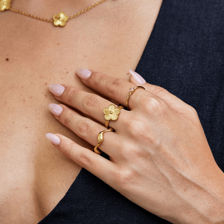 Bague Élégante en Or Trèfle avec Brillant Rayonnant