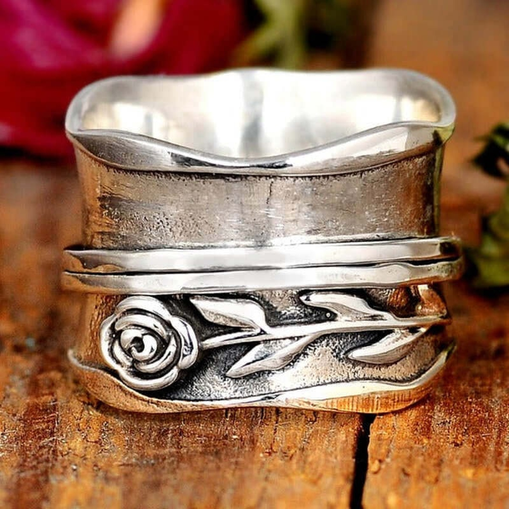 Bague florale vintage en argent ornée de détails élégants