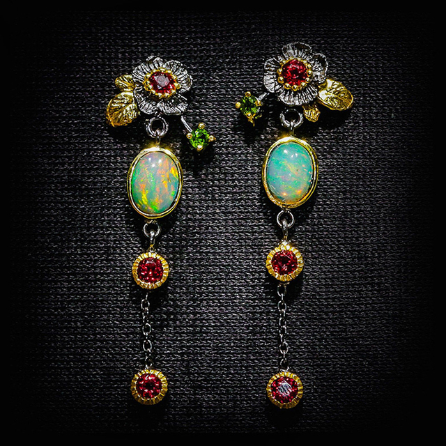 Boucles d'oreilles bohèmes élégantes avec opale et zircon rouge