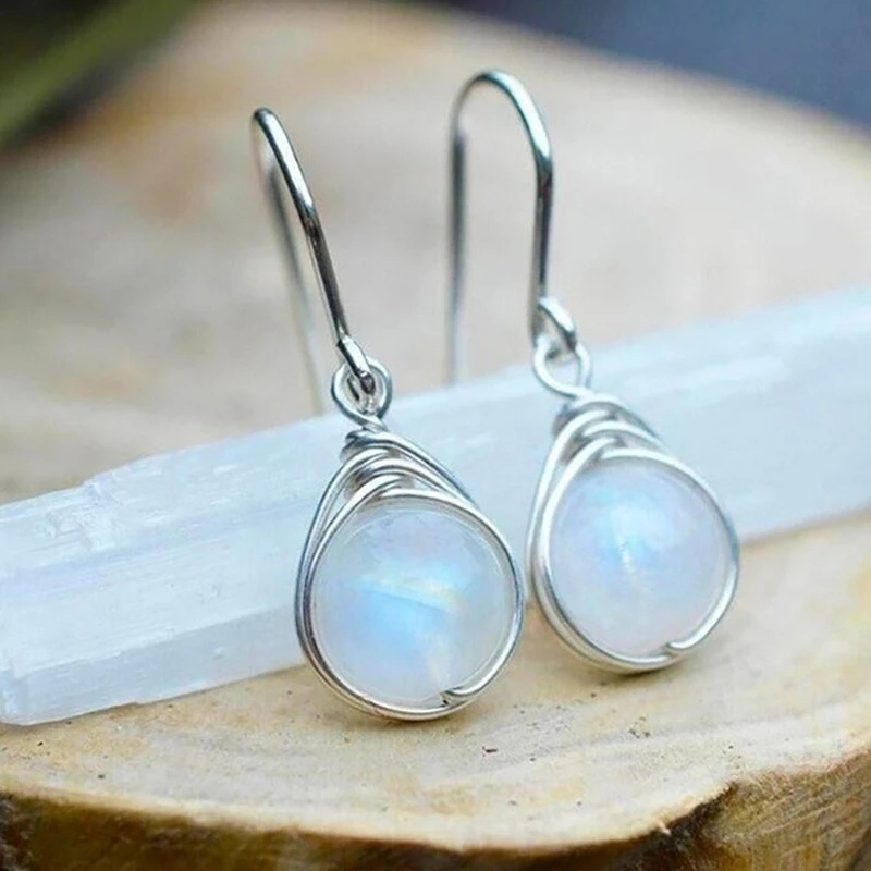 Boucles d'oreilles élégantes en argent et pierre de lune pour un look intemporel