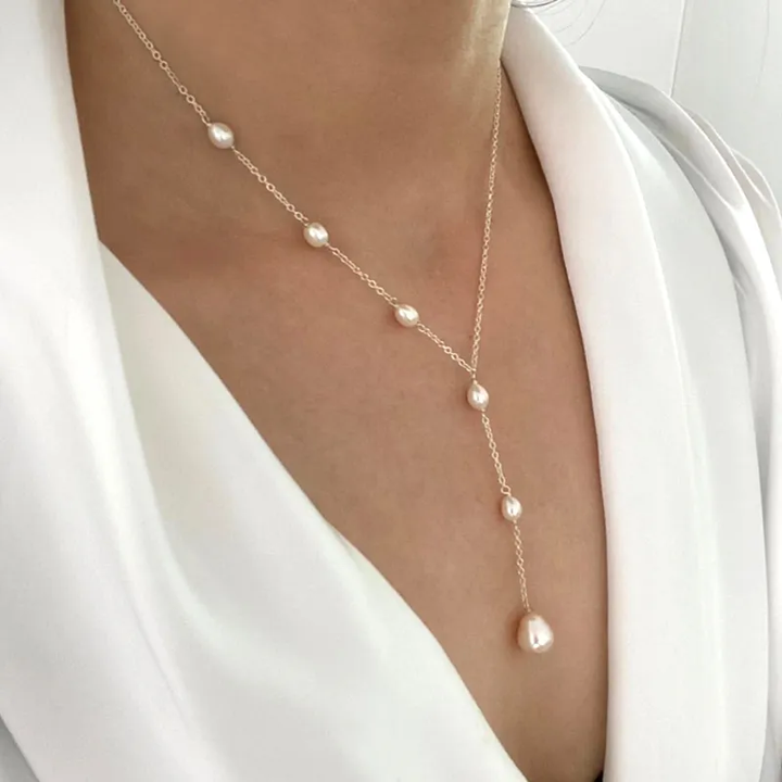 Collier élégant avec pendentifs et perles vintage pour un style unique