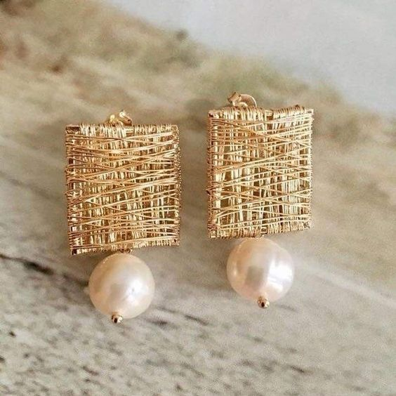 Boucles d'oreilles élégantes en fils dorés et perles pour un look classique