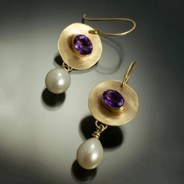 Boucles d'oreilles en perles avec détails en zirconia violette scintillante