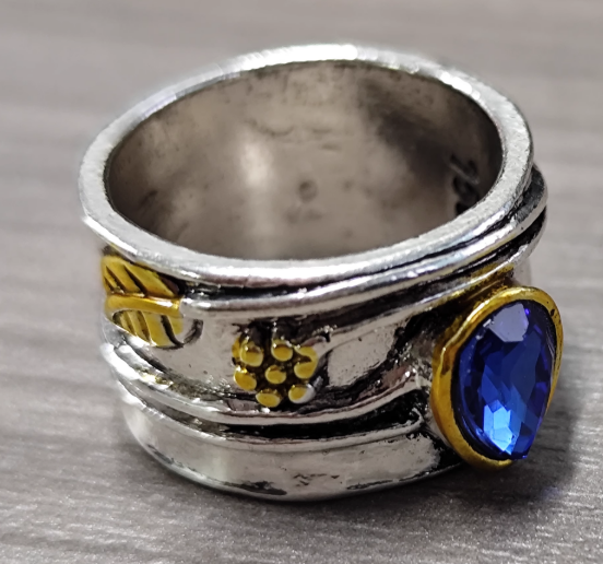 Bague vintage avec pierre bleue élégante