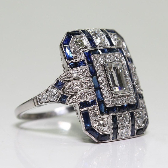 Bague vintage en argent poli avec éclat de zircon bleu élégante