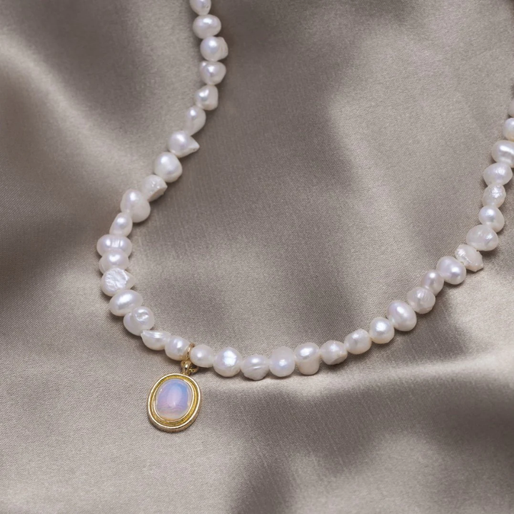 Collier élégant en perles avec pierre de lune en or pour un style sophistiqué