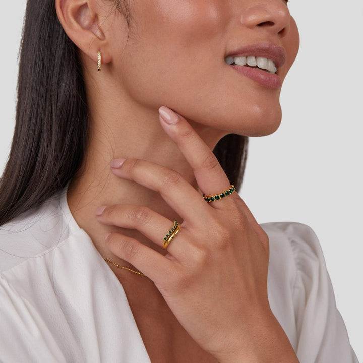 Bague en Émeraude avec Design Superposé Élégant et Étincelant