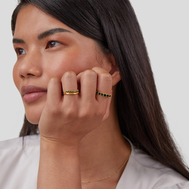 Bague en Émeraude avec Design Superposé Élégant et Étincelant