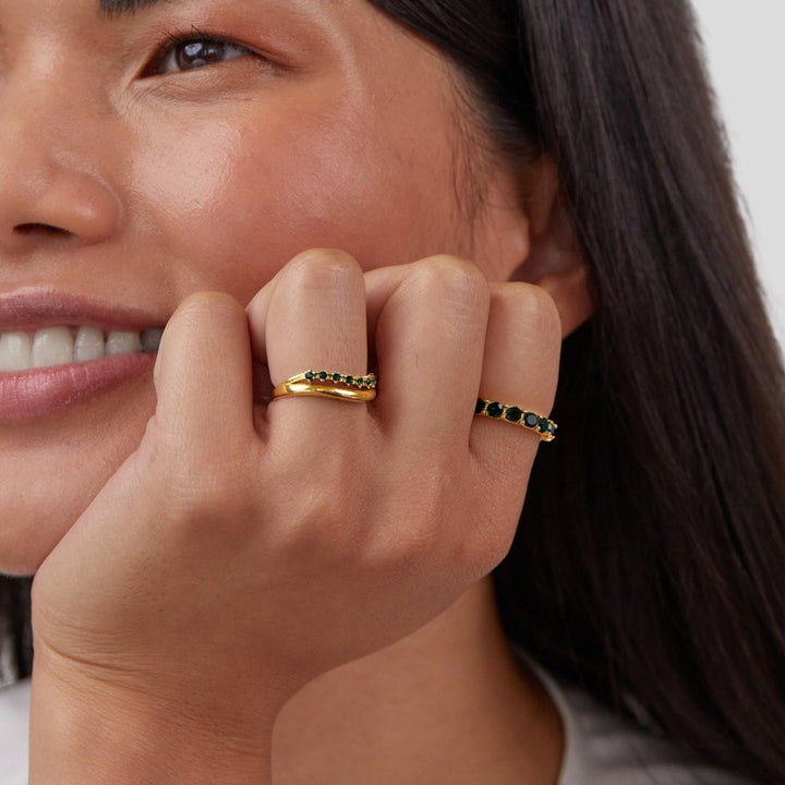 Bague en Émeraude avec Design Superposé Élégant et Étincelant