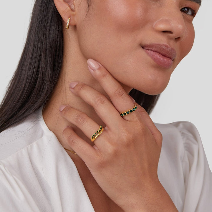 Bague en Émeraude avec Design Superposé Élégant et Étincelant