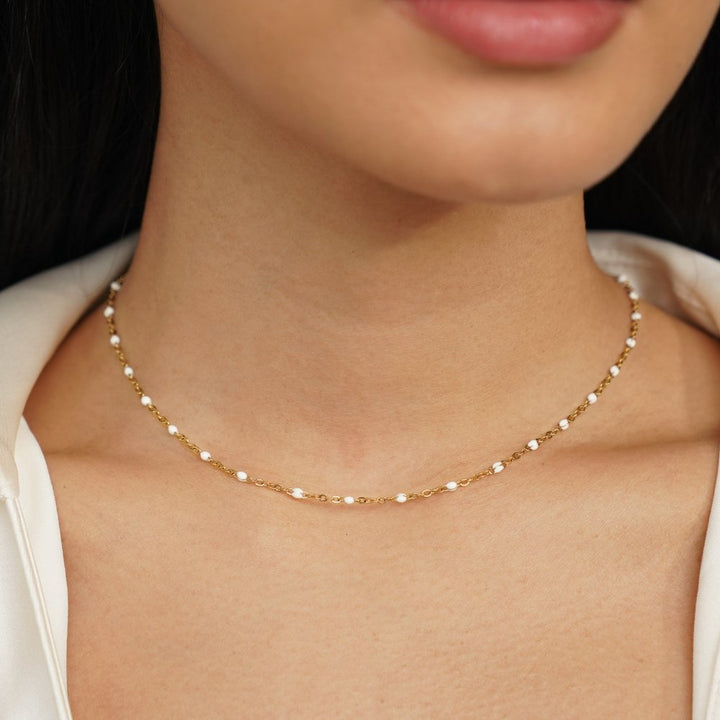Collier de perles blanches propres