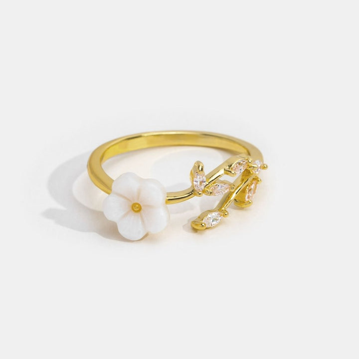 Bague Élégante avec Fleur Blanche Épanouie - Parfaite pour Toutes les Occasions