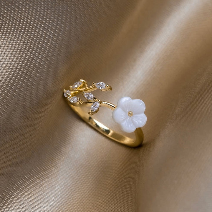 Bague Élégante avec Fleur Blanche Épanouie - Parfaite pour Toutes les Occasions