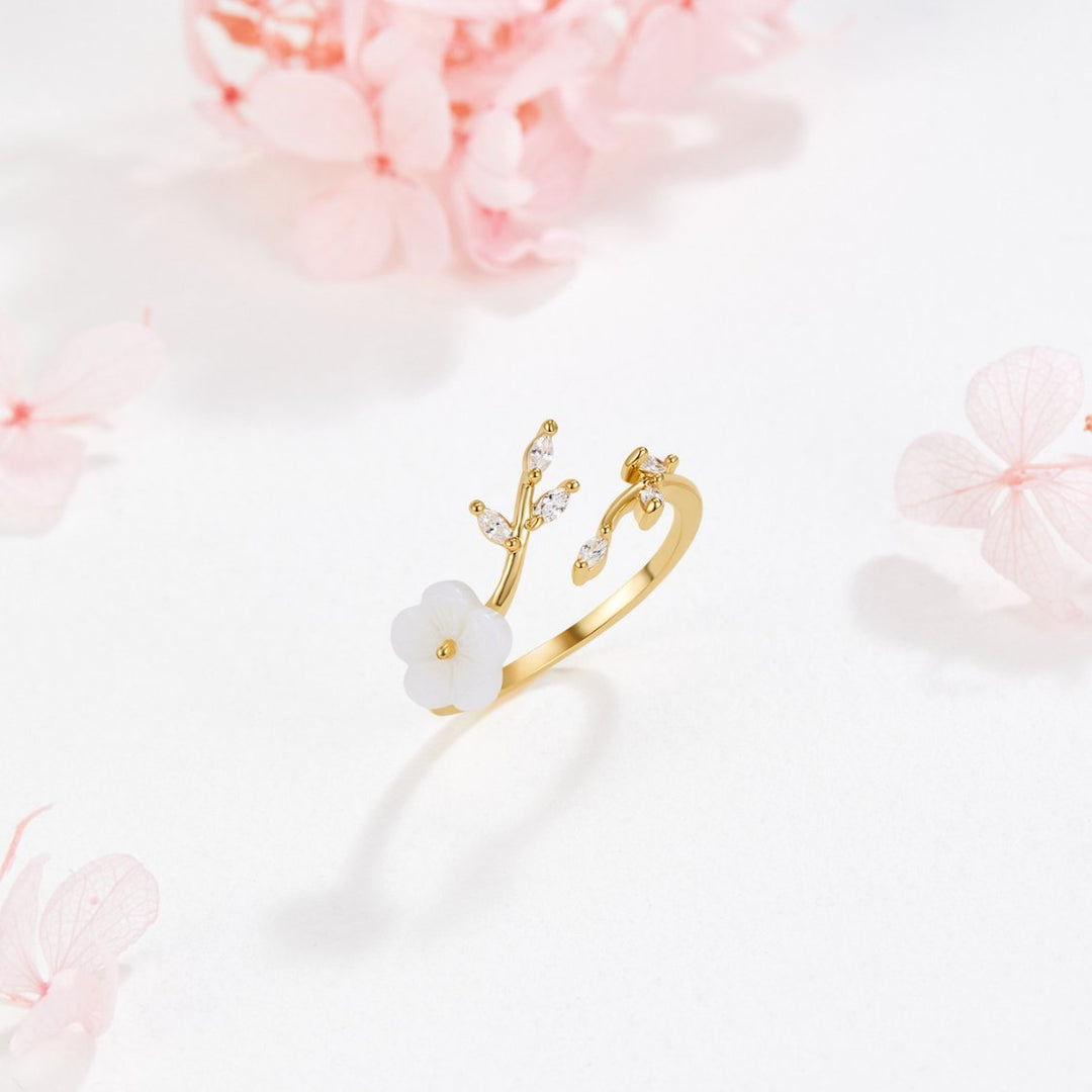 Bague Élégante avec Fleur Blanche Épanouie - Parfaite pour Toutes les Occasions