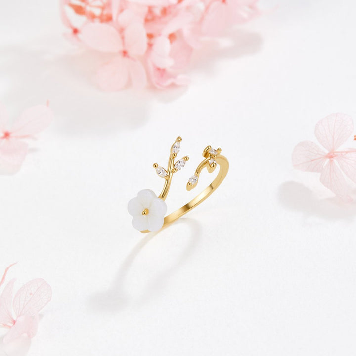 Bague Élégante avec Fleur Blanche Épanouie - Parfaite pour Toutes les Occasions