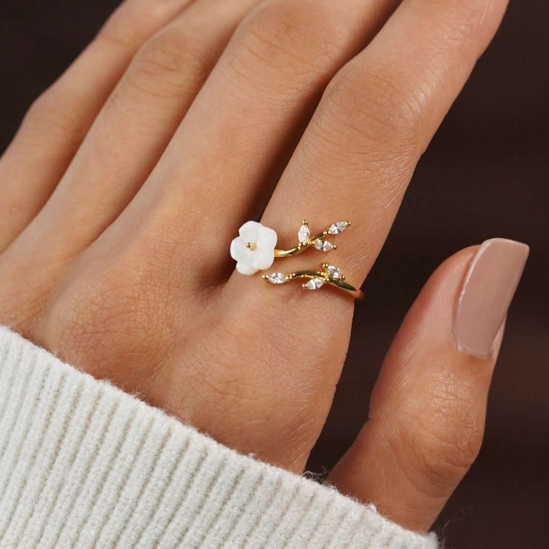 Bague Élégante avec Fleur Blanche Épanouie - Parfaite pour Toutes les Occasions